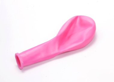 beyaz zemin üzerine pembe balon.