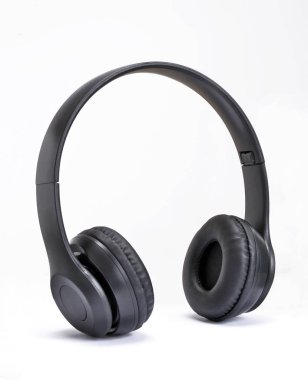 Beyaz arkaplanda izole kulaklıklar.