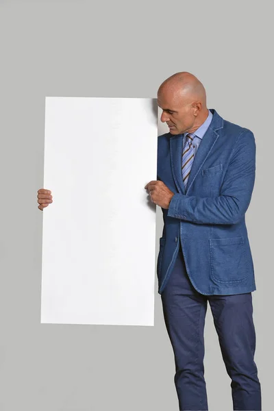 Gelukkig Jongeman Met Een Blanco Spandoek — Stockfoto