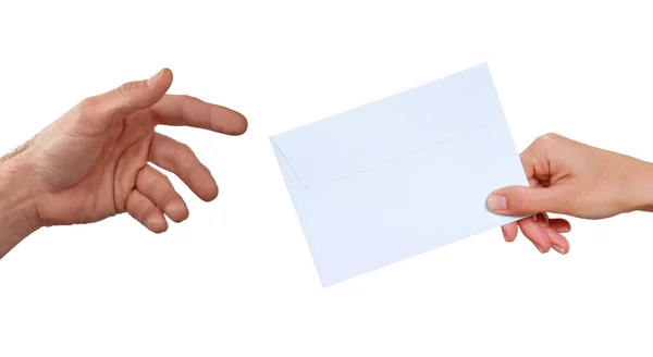 白い背景に隔離された別の手に白い封筒を渡す人は — ストック写真