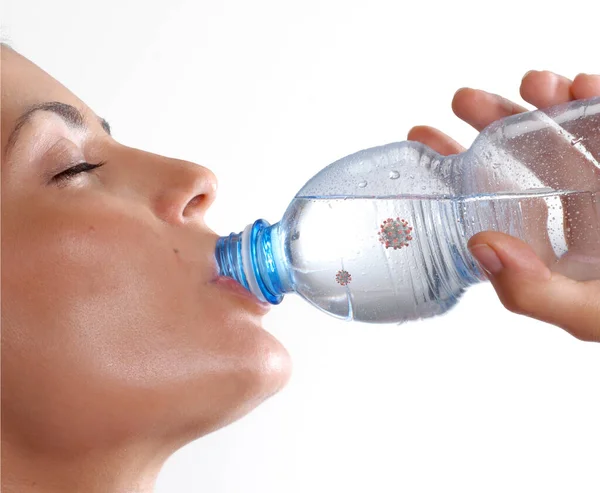 Coronavirus Kvinna Dricka Vatten Smitta Risk Från Drickbar Plast Vatten — Stockfoto
