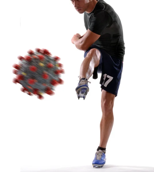 足球运动员在破坏概念的基础上踢出了冠冕病毒分子结构球 — 图库照片