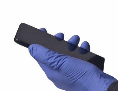 Koruyucu lateks eldivenler kullanarak cep telefonu kullanmak..