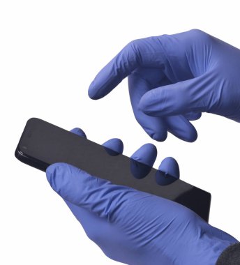 Koruyucu lateks eldivenler kullanarak cep telefonu kullanmak..