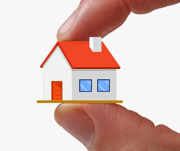 Dedos Segurar Uma Pequena Casa Vendedor Agente Imobiliário Segurar Uma — Fotografia de Stock