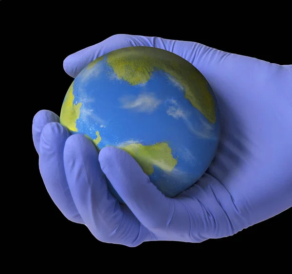 Γιατρός Χέρι Κρατήστε Και Προστατεύσει Τον Πλανήτη Χειρουργικά Γάντια — Φωτογραφία Αρχείου