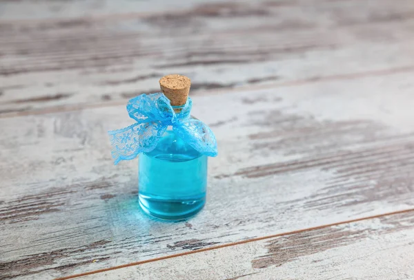 Modré v Kolíně v skleněná láhev — Stock fotografie