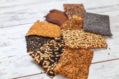  ince sağlıklı tohum kraker pişmiş