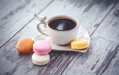 çok renkli acıbadem kurabiyesi ve vintage kahve Kupası 