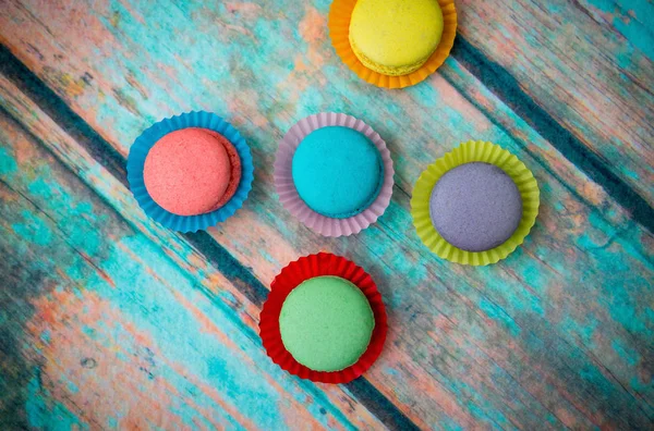 Macarrón multicolor sobre mesa azul —  Fotos de Stock