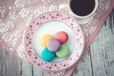 çok renkli acıbadem kurabiyesi kurabiye ve kahve 