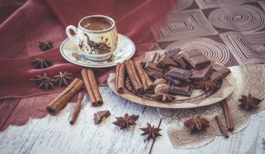 Türk kahvesi çikolata ve baharat plaka üzerinde 