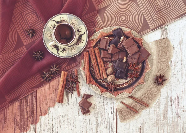 Kopp med turkiskt kaffe och choklad — Stockfoto