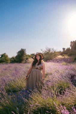 Türkiye 'nin İzmir kenti yakınlarındaki lavanta tarlasında şapkalı bir kız. Metin için yer