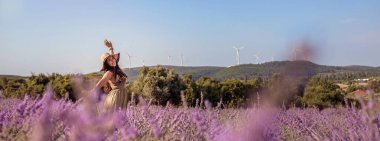 İzmir yakınlarındaki Seferihisar kırsalında bir lavanta tarlasında dans eden kız. Pankart
