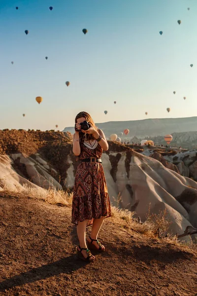 Jovem Fotógrafa Com Câmera Nas Mãos Voo Balões Quente Nascer — Fotografia de Stock