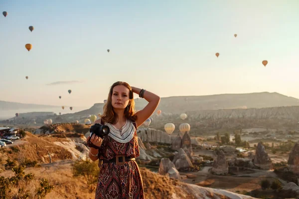 Young Beautiful Girl Photographer Camera Her Hands Flight Hot Air — Stock Photo, Image