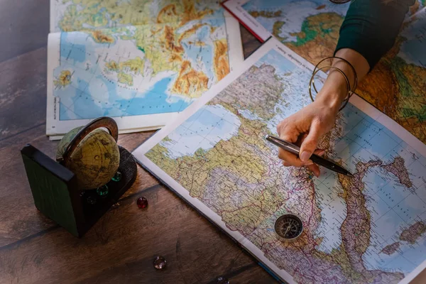 Izmir Turquia Janeiro 2020 Mãos Mulher Apoiadas Mapa Planejando Uma — Fotografia de Stock