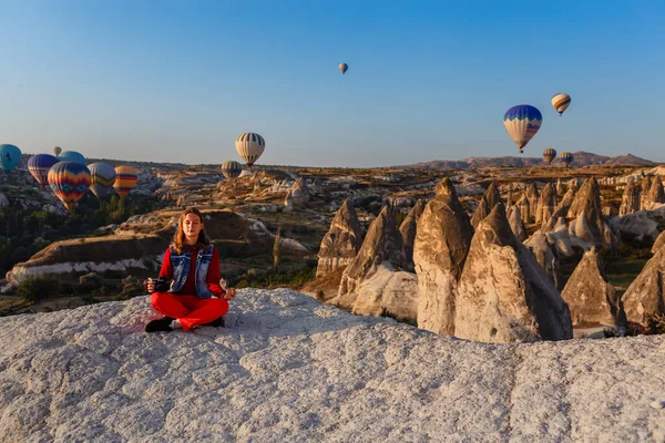 2019年8月23日 土耳其 Cappadocia 年轻美丽的女摄影师 手里拿着相机 在日出时分在卡帕多西亚驾驶热气球飞行 Goreme Cappadocia 土耳其 — 图库照片