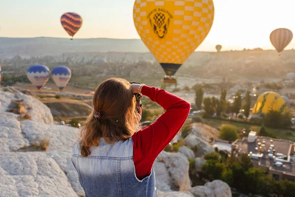 Cappadocia Turquia Agosto 2019 Jovem Fotógrafa Bonita Com Câmera Nas — Fotografia de Stock