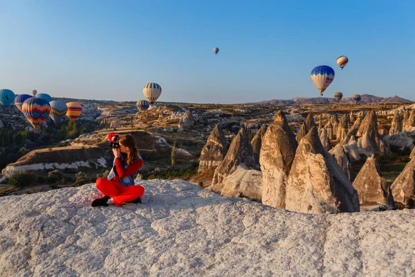2019年8月23日 土耳其 Cappadocia 年轻美丽的女摄影师 手里拿着相机 在日出时分在卡帕多西亚驾驶热气球飞行 Goreme Cappadocia 土耳其 — 图库照片