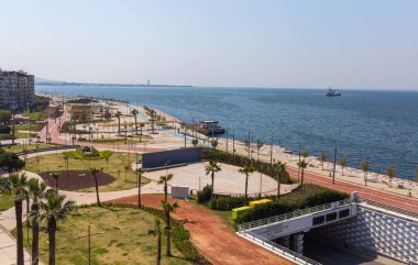 IZMIR, TURKEY 12 Nisan 2020: Coronavirus COVID-19 karantinasından dolayı boş sokaklar. İzmir, Konak, Karantina