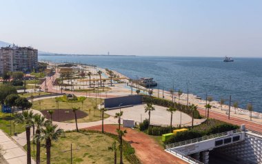 IZMIR, TURKEY 12 Nisan 2020: Coronavirus COVID-19 karantinasından dolayı boş sokaklar. İzmir, Konak, Karantina