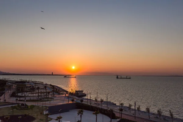 IZMIR, TURKEY 12 Nisan 2020: Günbatımında Coronavirus COVID-19 karantinasından dolayı boş caddeler. İzmir, Konak, Karantina Meydanı ve Tüneli. Fotoğrafta parıltı ve objeler var.