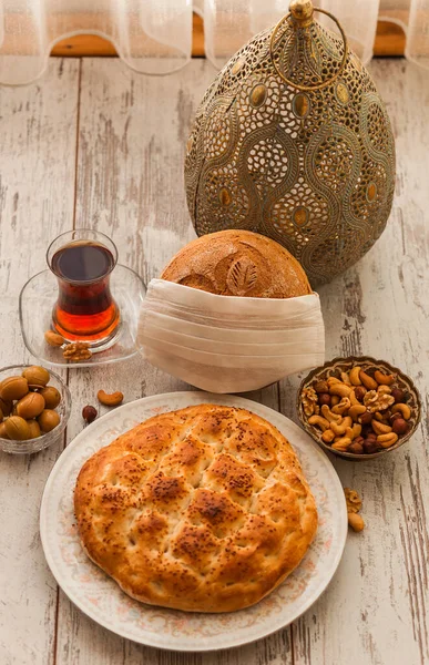 Brood Met Patroon Ramadan 2020 Een Beschermend Wit Wegwerpmasker Tegen — Stockfoto
