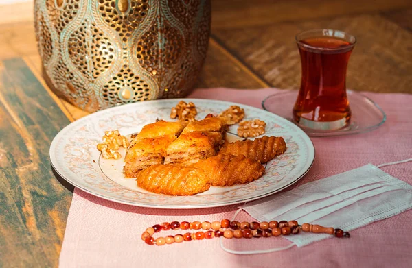 Türk Tatlıları Baklava Kalburabasti Ramazan 2020 Bir Tabakta Çay Ardından — Stok fotoğraf