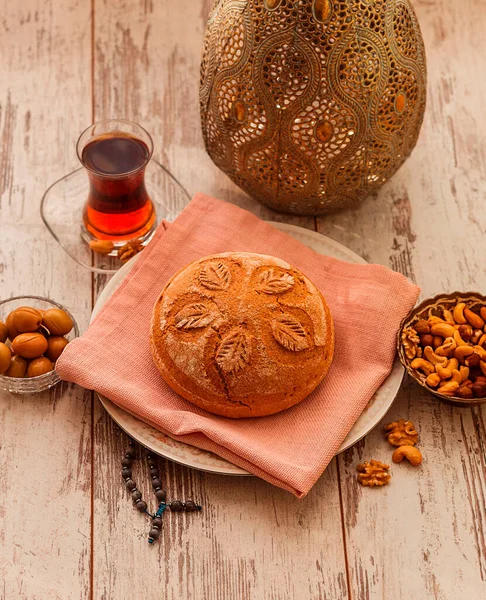 Gemustertes Rundes Frisches Brot Auf Rosa Serviette Auf Ramadan Mit — Stockfoto