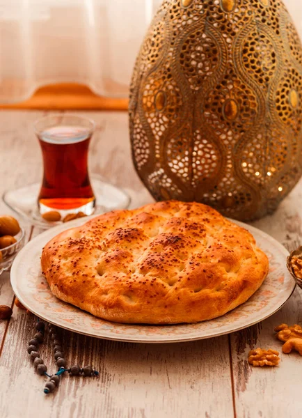 Pide Ramadán Con Aceitunas Nueces Lámpara Decorativa Con Dibujos —  Fotos de Stock