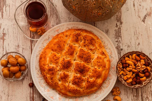 Pide Auf Ramadan Mit Tee Oliven Nüssen Und Dekorativ Gemusterter — Stockfoto