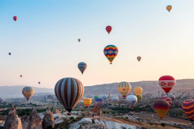 CAPPADOCIA, TURKEY 23 AĞUSTOS 2019: Kapadokya 'da gün doğumunda sıcak hava balonları uçuşu. Goreme, Kapadokya, Türkiye. Balonların indiği an