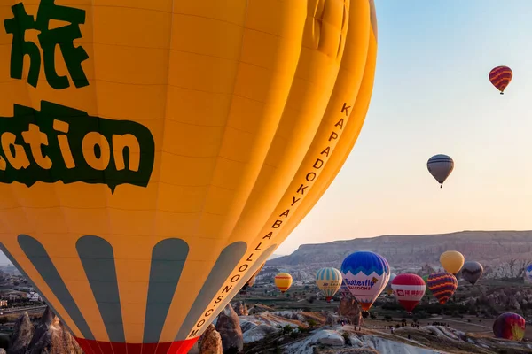 Cappadocia Turkey August 2019 Flygning Varmluftsballonger Vid Soluppgången Kappadokien Goreme — Stockfoto