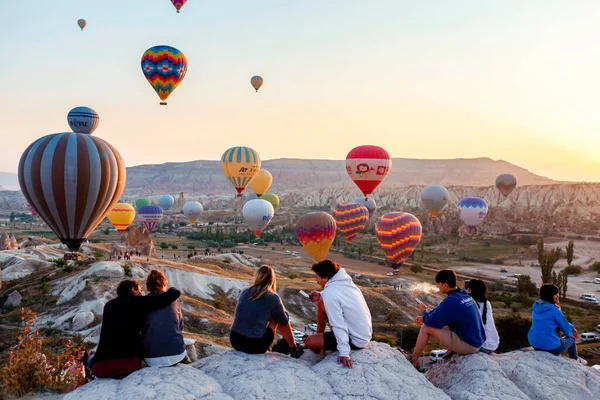 Cappadocia Turkey August 2019 Flygning Varmluftsballonger Och Människor Förgrunden Vid — Stockfoto