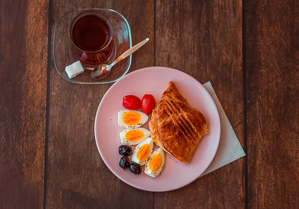 Традиционный Турецкий Булочный Бояз Вареным Яйцом Помидорами Чаем Завтрак Столе — стоковое фото