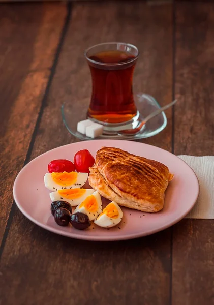 Traditionelle Türkische Brötchen Boyoz Mit Gekochtem Tomaten Und Tee Zum — Stockfoto