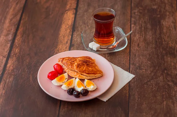 Традиционный Турецкий Булочный Бояз Вареным Яйцом Помидорами Чаем Завтрак Столе — стоковое фото