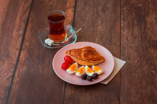 Pan Turco Tradicional Boyoz Con Huevo Hervido Tomates Para Desayuno —  Fotos de Stock