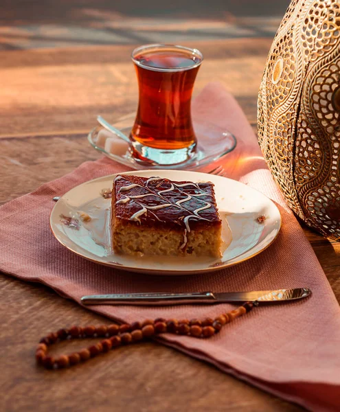 Traditionelle Türkische Karamell Desserttrilette Mit Tee Mit Gabel Messer Serviette — Stockfoto