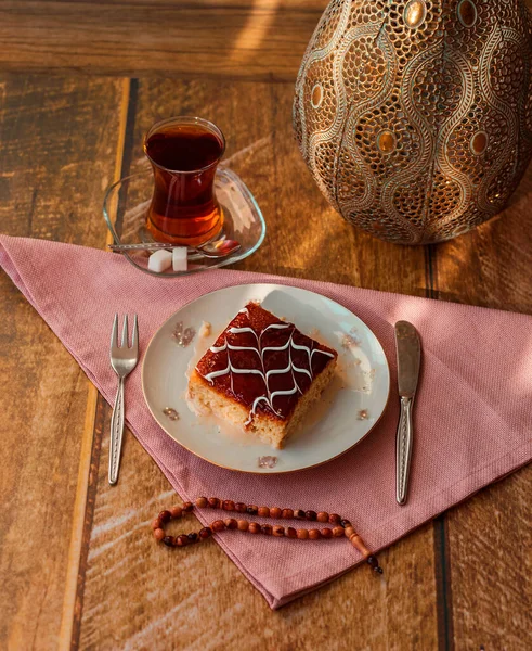Trilece Dessert Traditionnel Caramel Turc Avec Thé Fourchette Couteau Serviette — Photo