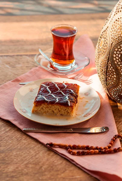 Traditionelle Türkische Karamell Desserttrilette Mit Tee Mit Gabel Messer Serviette — Stockfoto