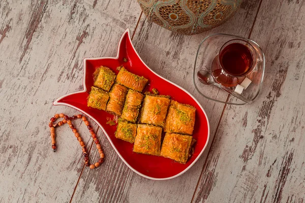 Τουρκικό Παραδοσιακό Επιδόρπιο Μπακλαβά Πιάτο Μορφή Τουλίπας Στο Τραπέζι Τσάι — Φωτογραφία Αρχείου