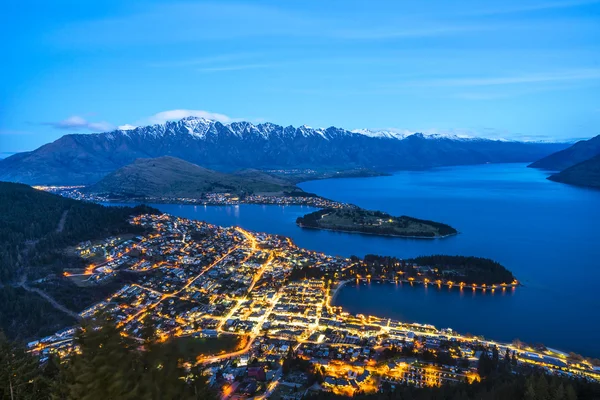 Queentowns & Lake Wakaitipu manzarası Skyline'dan alacakaranlıkta