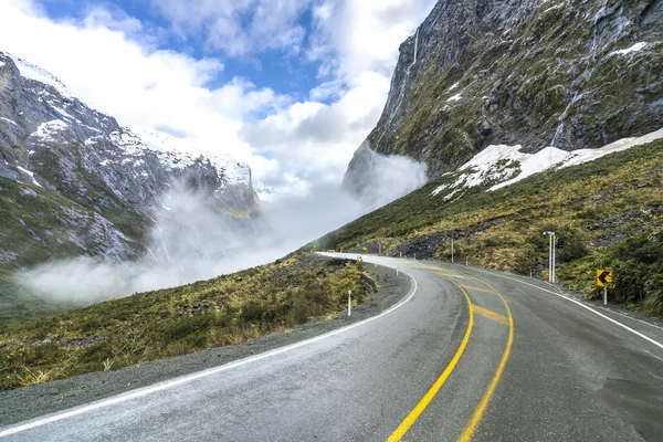 Droga Milford Sound Wśród Majestatycznych Gór — Zdjęcie stockowe