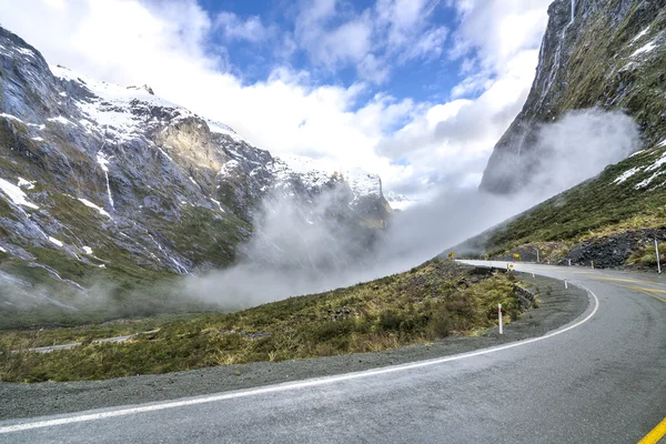 Droga Milford Sound Wśród Majestatycznych Gór — Zdjęcie stockowe