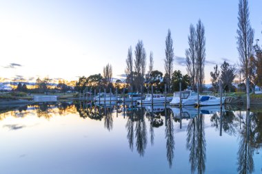 Gün doğumu anı sırasında yansıma ile tekneler bir satır
