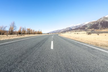 Asfalt yol ile düşük açılı görünüş