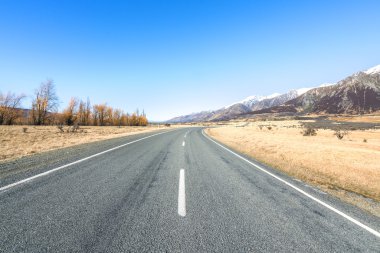 Asfalt yol ile düşük açılı görünüş